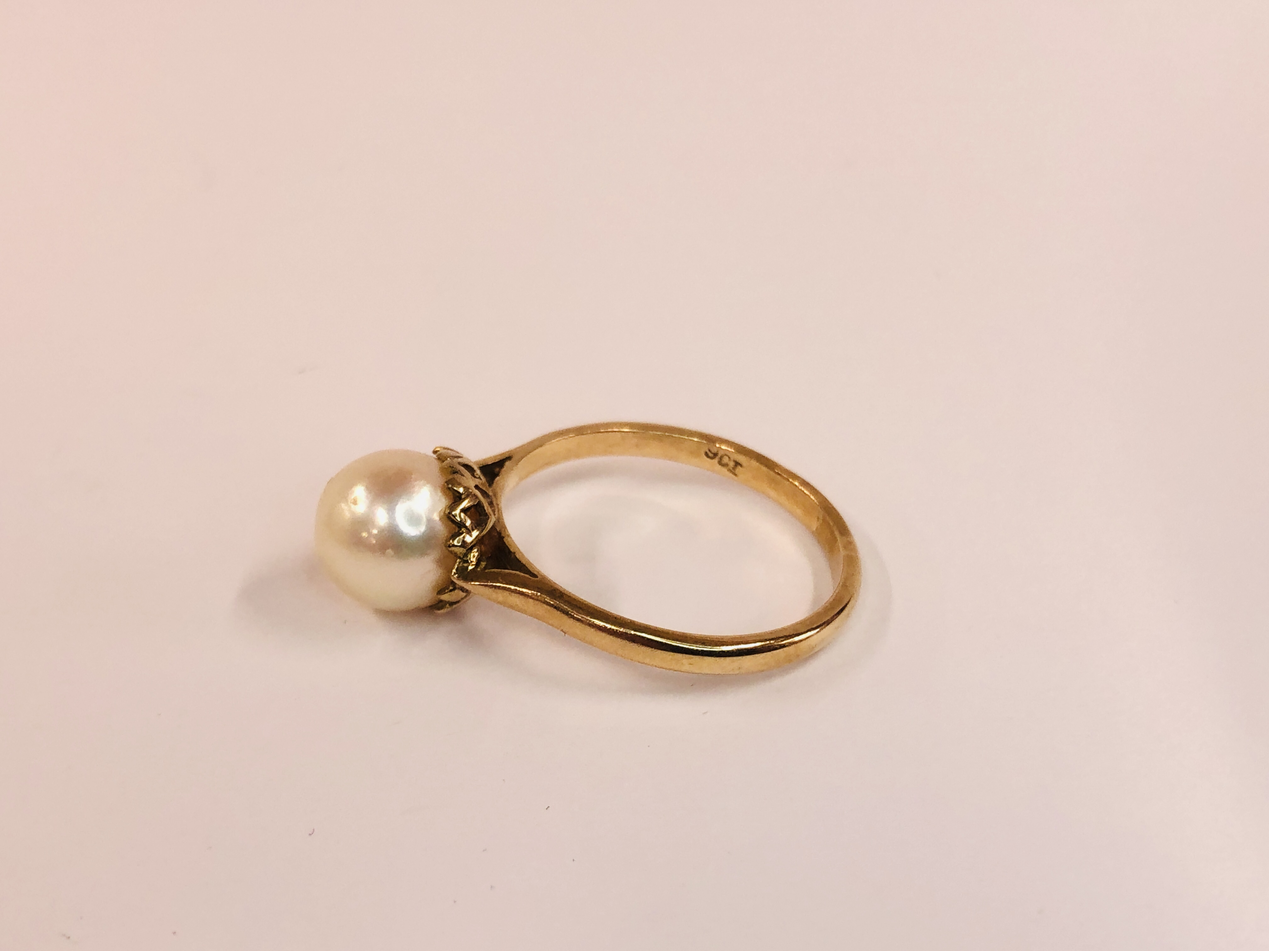 A 9CT GOLD RING SET WITH A SINGLE CENTRAL PEARL. - Image 2 of 7