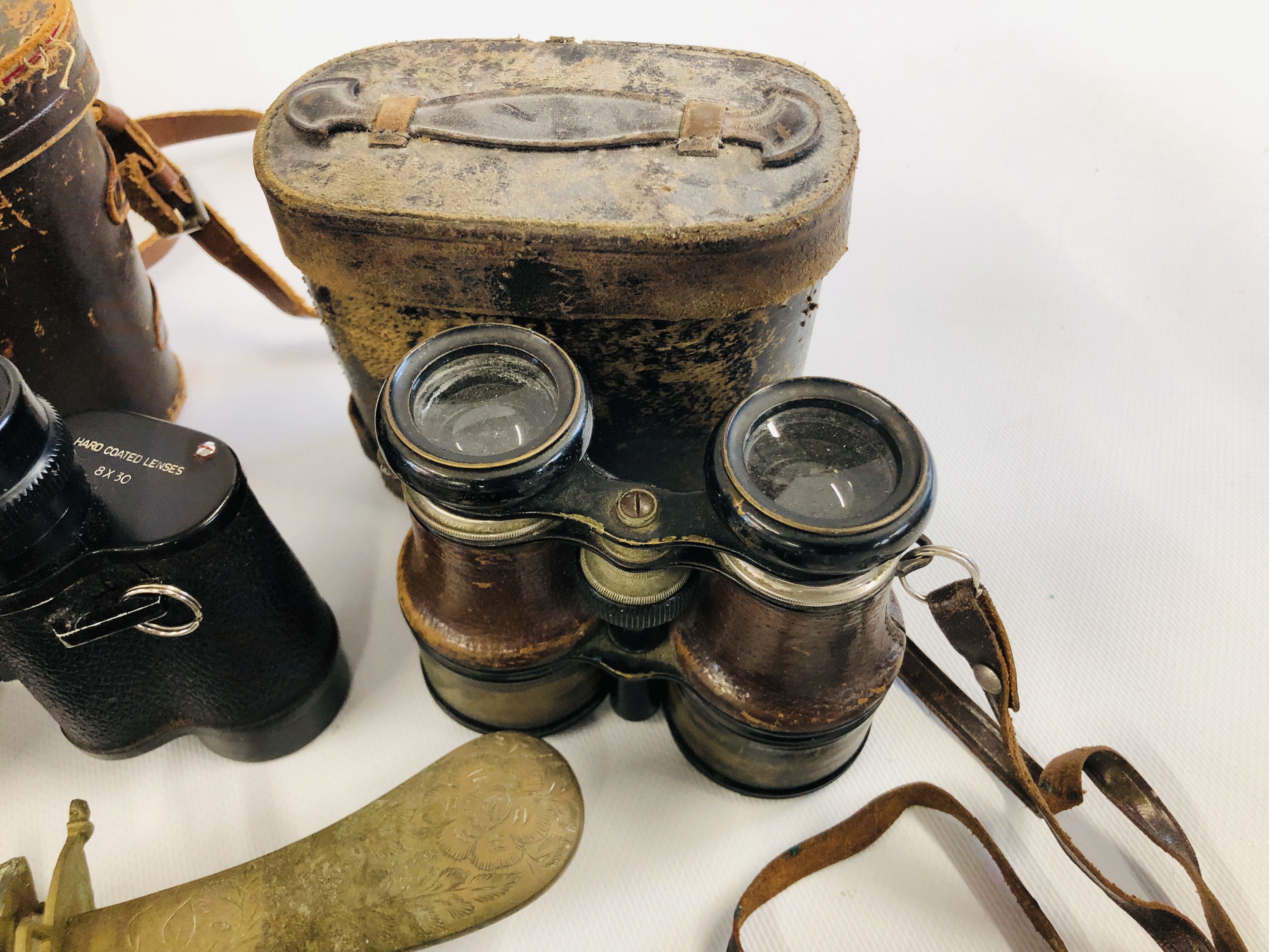 A GROUP OF VINTAGE COLLECTIBLES TO INCLUDE BINOCULARS, ORIENTAL BRASS CASE WITH TWO DAGGERS, - Image 5 of 10