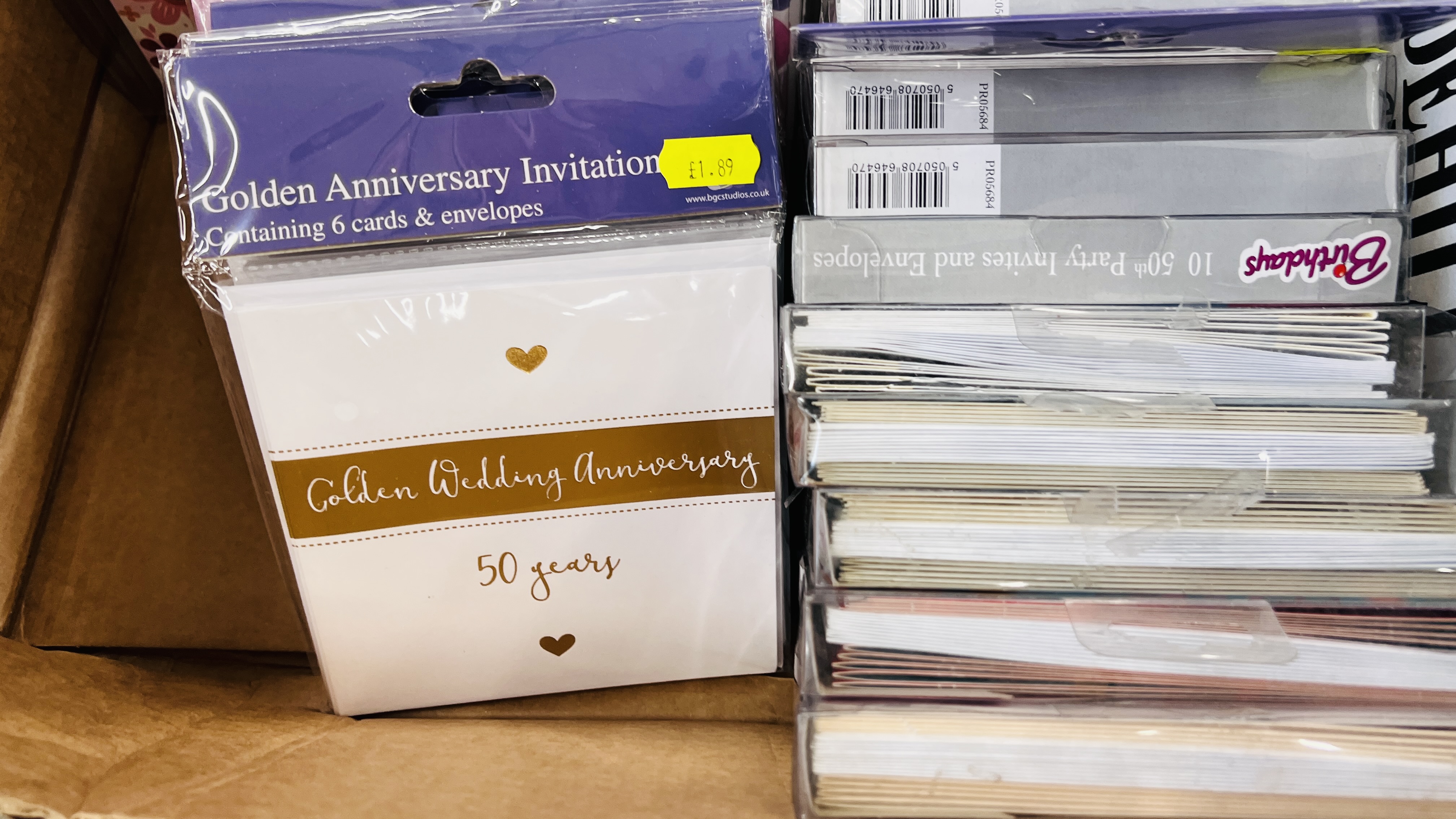 BANKRUPTCY STOCK - 6 X BOXES CONTAINING LARGE QUANTITY GIFT BAGS, INVITATION CARDS, PLATE HANGERS, - Image 5 of 15