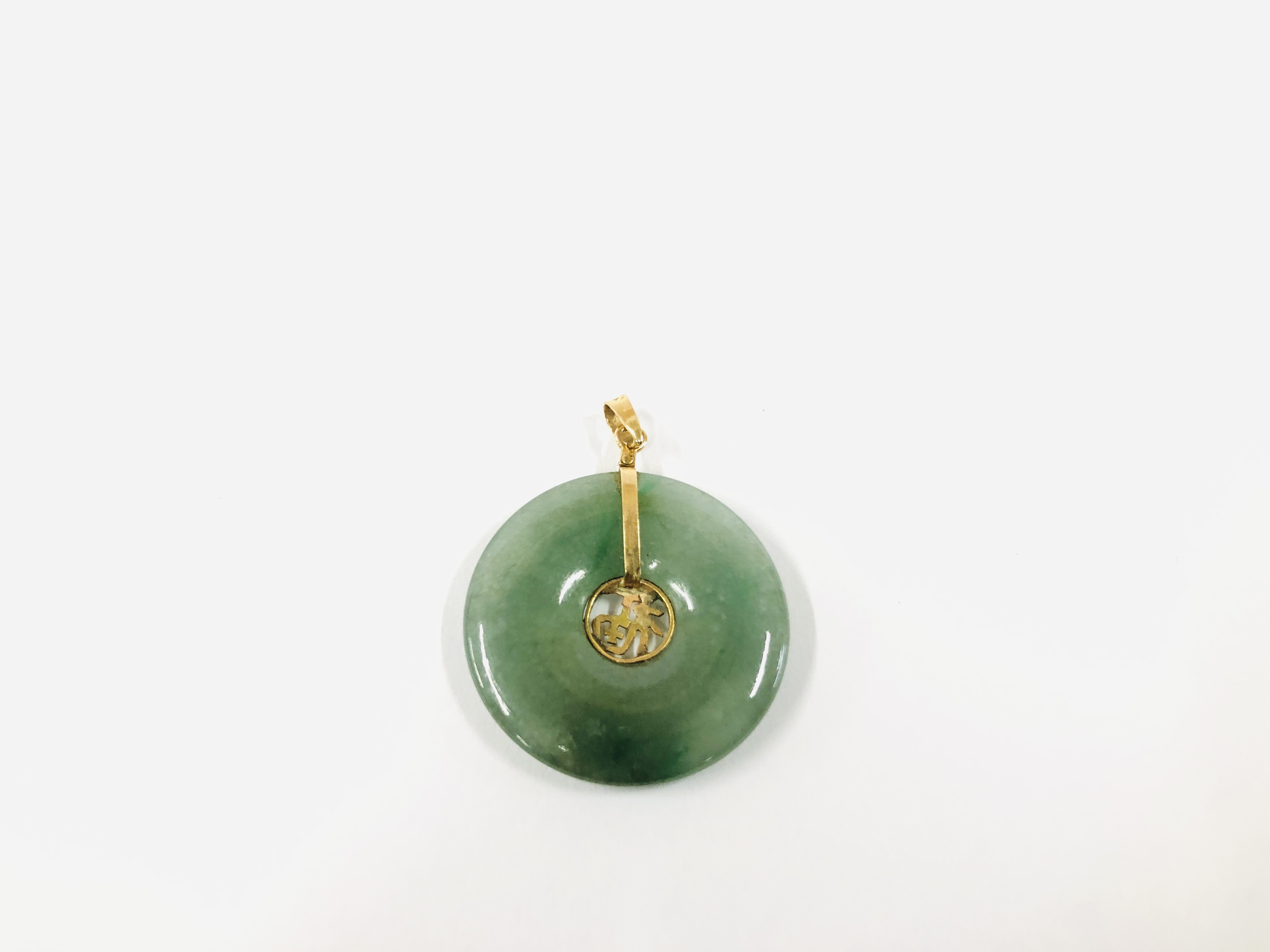 A JADE PENDANT MARKED 585 TO THE BACK ALONG WITH BUDDHA PENDANT. - Image 4 of 15