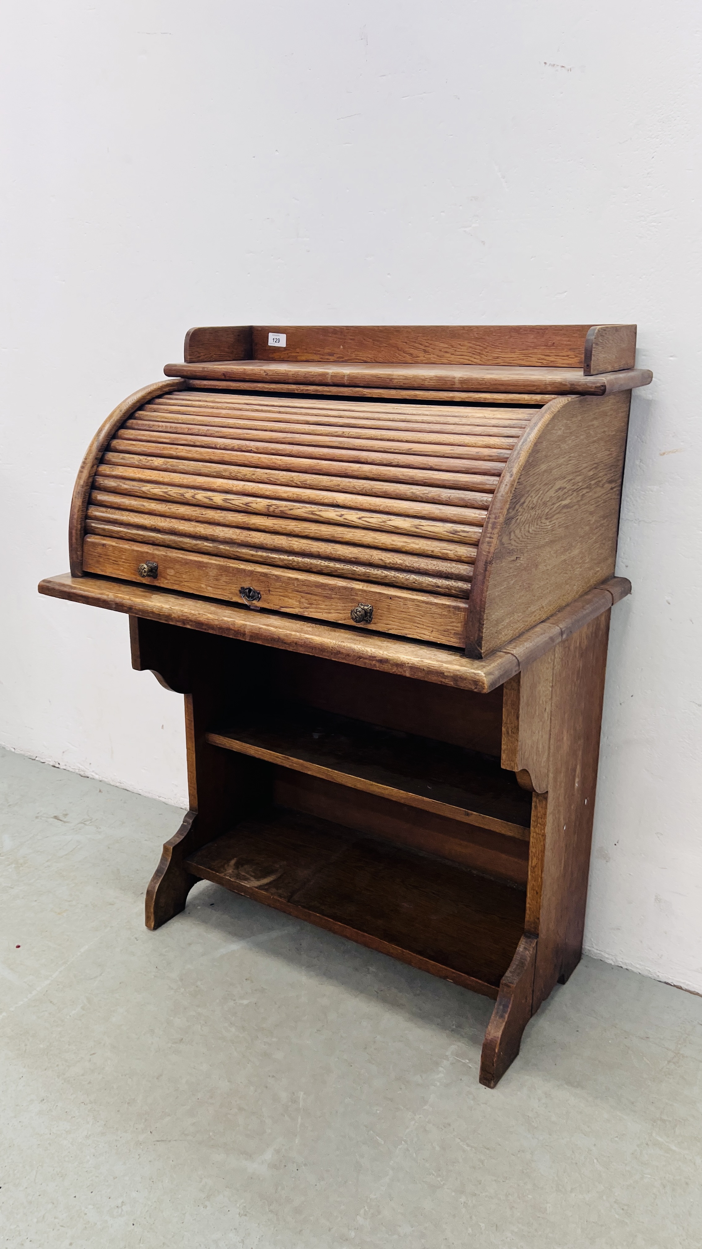 A SMALL OAK ROLL TOP WRITING BUREAU WITH BOOKSHELF TO BASE, W 77CM, D 52CM, H 108CM. - Image 7 of 7