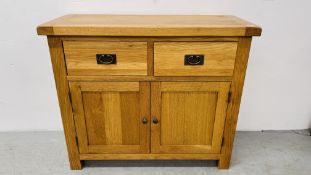 A MODERN LIGHT OAK TWO DOOR TWO DRAWER SIDEBOARD, W 107CM X D 43.5CM X H 90CM.