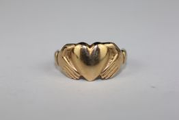A 9CT GOLD CLADDAGH RING, LONDON ASSAY.