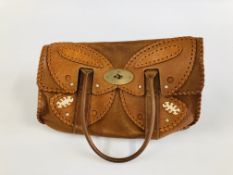 AN ORIGINAL VINTAGE LEATHER BAG MARKED MULBERRY.