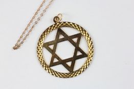 A 9CT GOLD STAR OF DAVID PENDANT AND CHAIN, L 50CM.