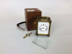 A VINTAGE BRASS CARRIAGE CLOCK, ENAMELLED DIAL A/F IN ORIGINAL LEATHER BOUND CASE (WITH KEY).