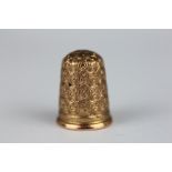 AN ANTIQUE PRECIOUS METAL THIMBLE (RUBBED MARKS).