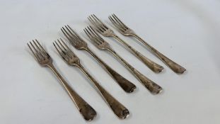 6 MID-C18TH HANOVERIAN PATTERN SILVER TABLE FORKS (405g)