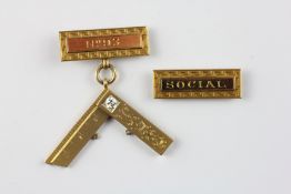A VINTAGE MASONIC JEWEL MARKED 585 BEARING INSCRIPTION INSET WITH A BRILLIANT CUT DIAMOND APPROX