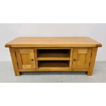 A MODERN LIGHT OAK LOW SIDEBOARD, W 120CM X D 44CM X H 50CM.