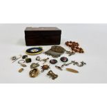 VINTAGE BOX CONTAINING COLLECTABLES TO INCLUDE CERAMIC MINATURE, VINTAGE PURSE, BEADS ETC.