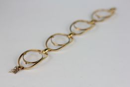 A 9CT GOLD FULL SOVEREIGN FOUR MOUNT BRACELET.