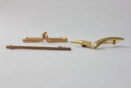 TWO VINTAGE 9CT GOLD BROOCHES ONE PEARL SET EXAMPLE ALONG WITH A FURTHER BROOCH MARKED 15CT.