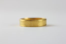 A 22CT GOLD WEDDING BAND.