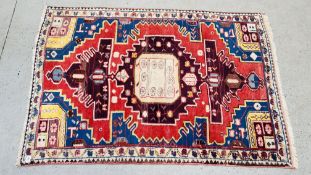 A MODERN RUG, THE CENTRAL MOTIF WITHIN A STEPPED MEDALLION, 190 X 129CM (MINOR DAMAGE).
