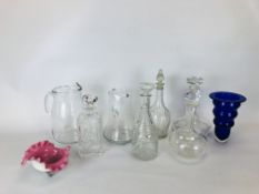 A GROUP OF 5 CLEAR GLASS DECANTERS TO INCLUDE A CUT GLASS EXAMPLE ALONG WITH TWO WATER JUGS,