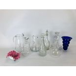 A GROUP OF 5 CLEAR GLASS DECANTERS TO INCLUDE A CUT GLASS EXAMPLE ALONG WITH TWO WATER JUGS,