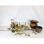 A BOX OF ASSORTED METAL WARES TO INCLUDE BRASS AND COPPER CANDLE STICKS, HORN, HORSE BRASSES,