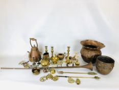 A BOX OF ASSORTED METAL WARES TO INCLUDE BRASS AND COPPER CANDLE STICKS, HORN, HORSE BRASSES,