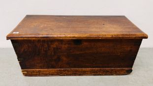 A VINTAGE SOLID OAK TRUNK WITH TWISTED ROPE HANDLES, W 102CM, D 44CM, H 44CM.