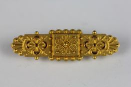 AN ANTIQUE VICTORIAN 9CT GOLD BAR BROOCH AND SAFETY CHAIN, L 3.8CM.
