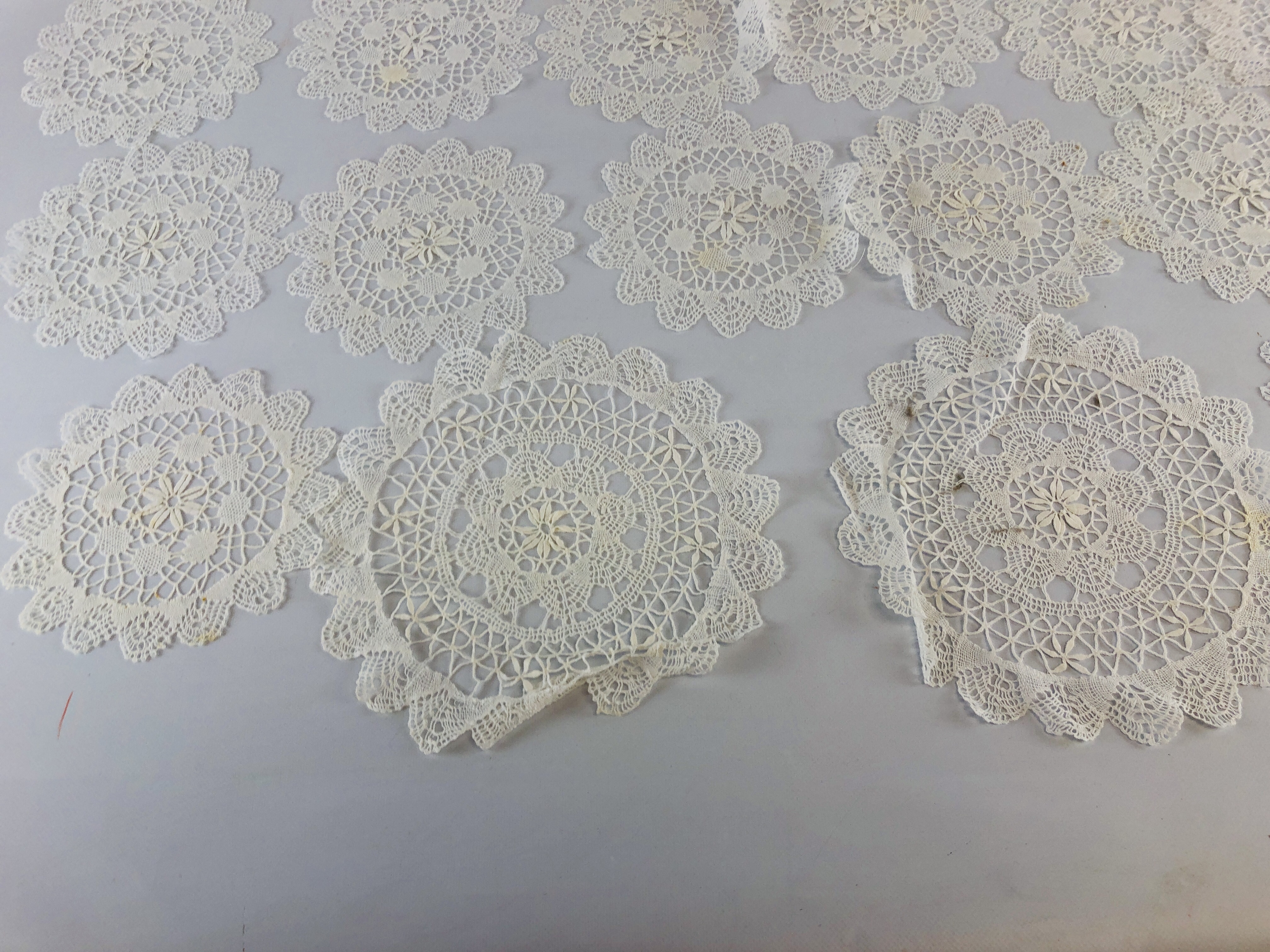 ANTIQUE NOTTINGHAM CLUNY LACE TABLE MATS (2 X 9.5inch, 12 X 7.5inch, 12 X 5.5inch). - Image 7 of 7