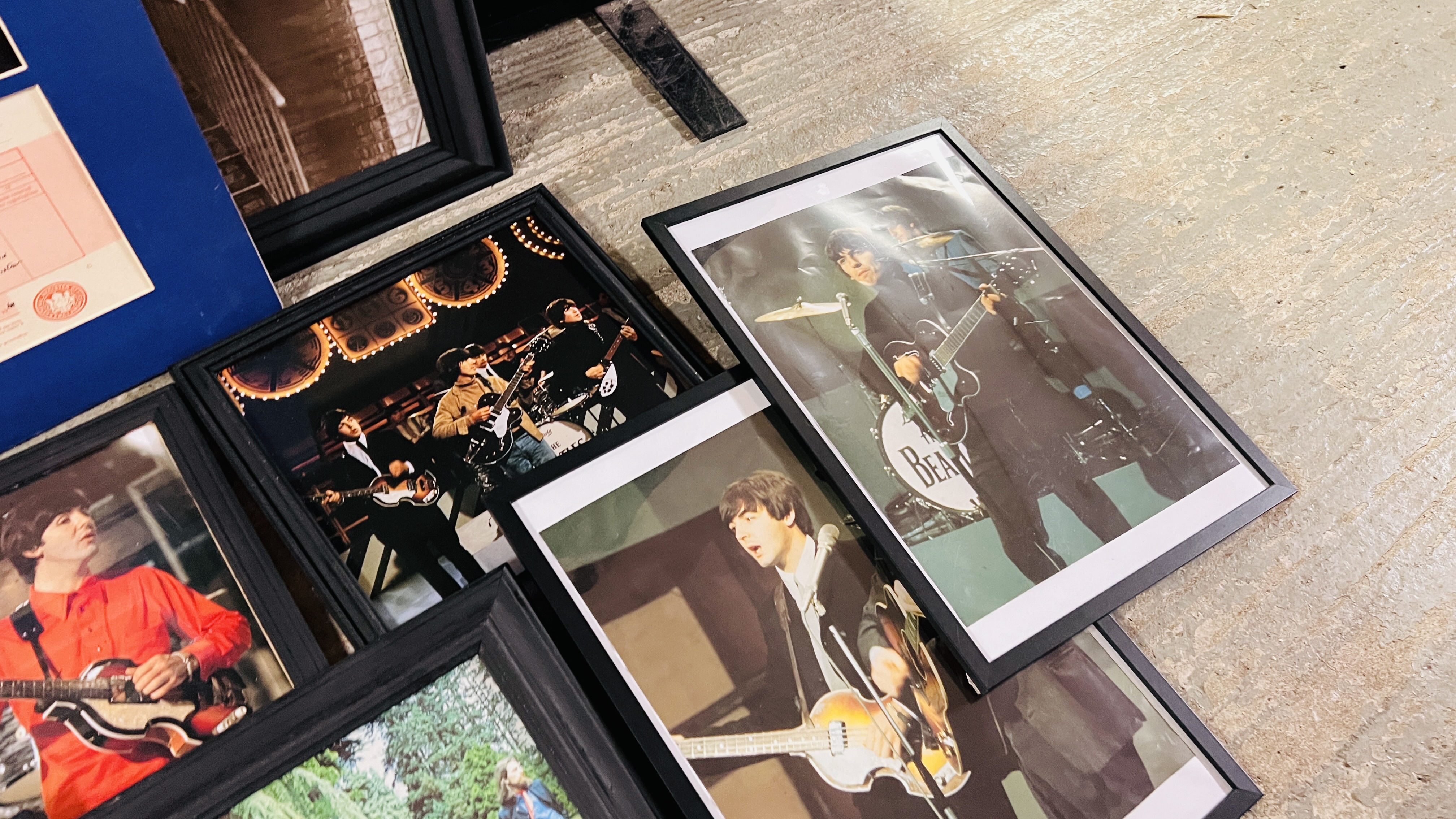 A COLLECTION OF MUSIC MEMORABILIA TO INCLUDE FRAMED PICTURES AND PRINTS JOHN LENNON AND THE BEATLES - Image 4 of 8