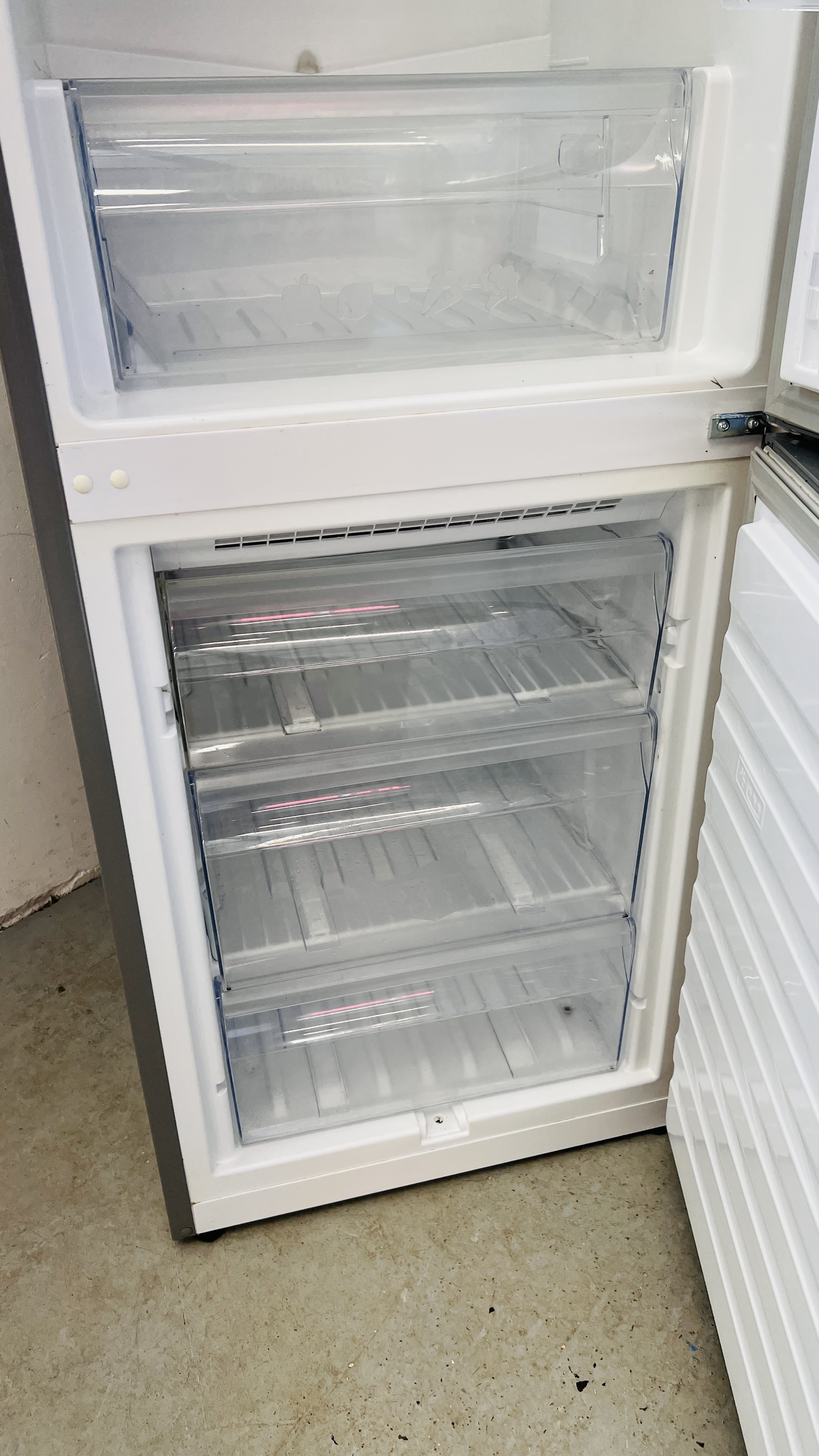 WHIRLPOOL SILVER FINISH A+++ CLASS NO FROST FRIDGE FREEZER WITH 6TH SENSE FRESH CONTROL - SOLD AS - Image 11 of 13