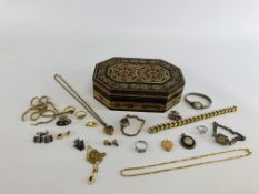 A MARQUETRY INLAID BOX AND CONTENTS TO INCLUDE VINTAGE AND GOLD TONE JEWELLERY,
