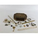 A MARQUETRY INLAID BOX AND CONTENTS TO INCLUDE VINTAGE AND GOLD TONE JEWELLERY,