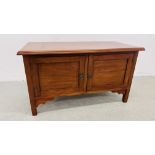 A MAHOGANY TWO DOOR CABINET WITH STRINGING INLAY, W 91CM, D 45CM,