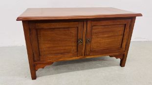 A MAHOGANY TWO DOOR CABINET WITH STRINGING INLAY, W 91CM, D 45CM,