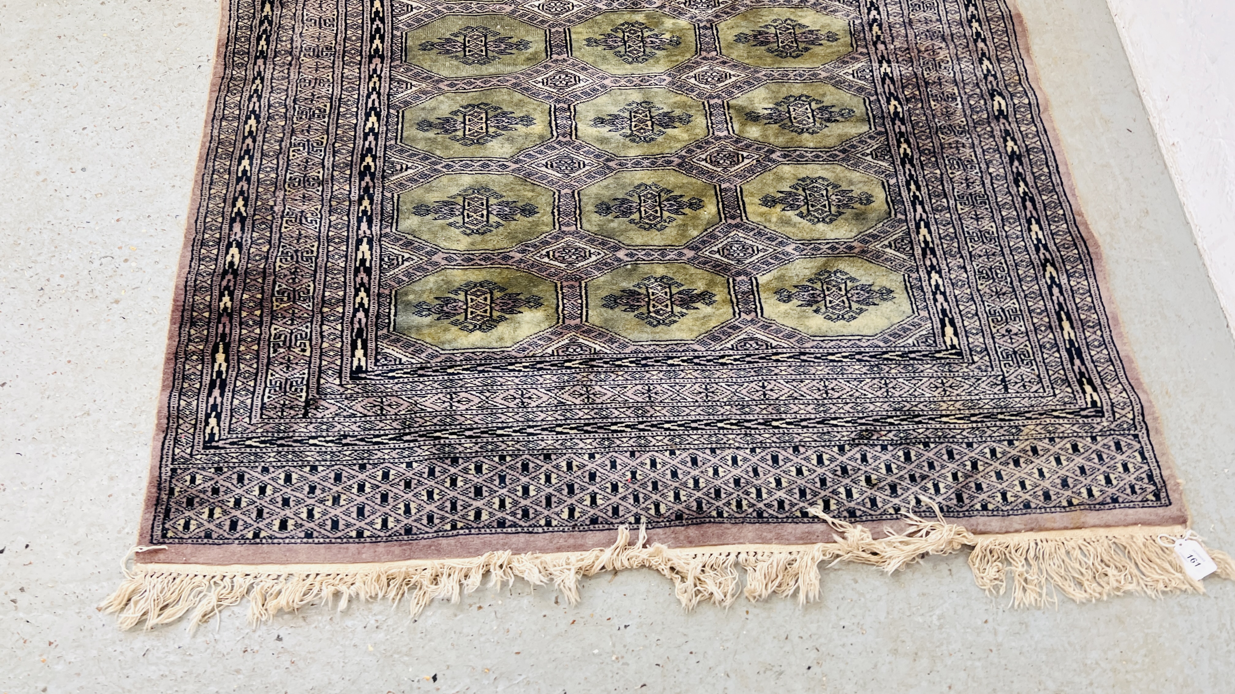 A GREEN PATTERNED RUG. - Image 2 of 6