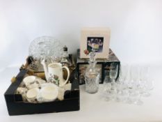 A COLLECTION OF GLASS WARE TO INCLUDE A THOMAS WEBB DECANTER AND A ARCOROC ASPEN PUNCH SET (BOXED)