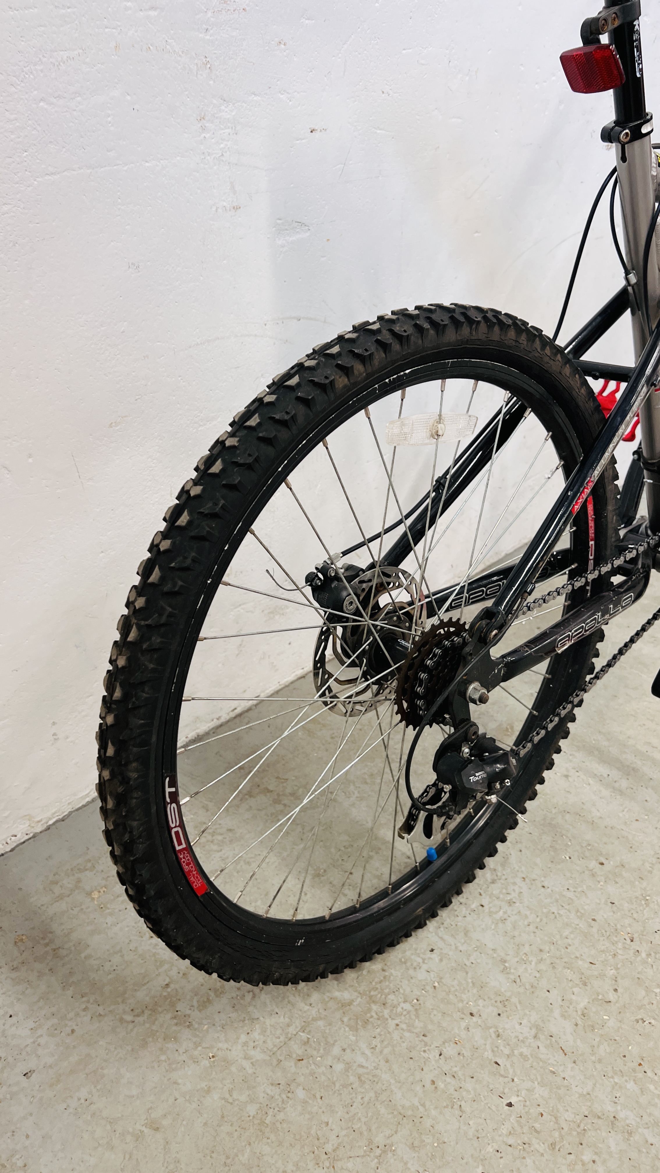 AN APOLLO FS.26 SE GENTS 21 SPEED DISC BREAK MOUNTAIN BIKE. - Image 13 of 16