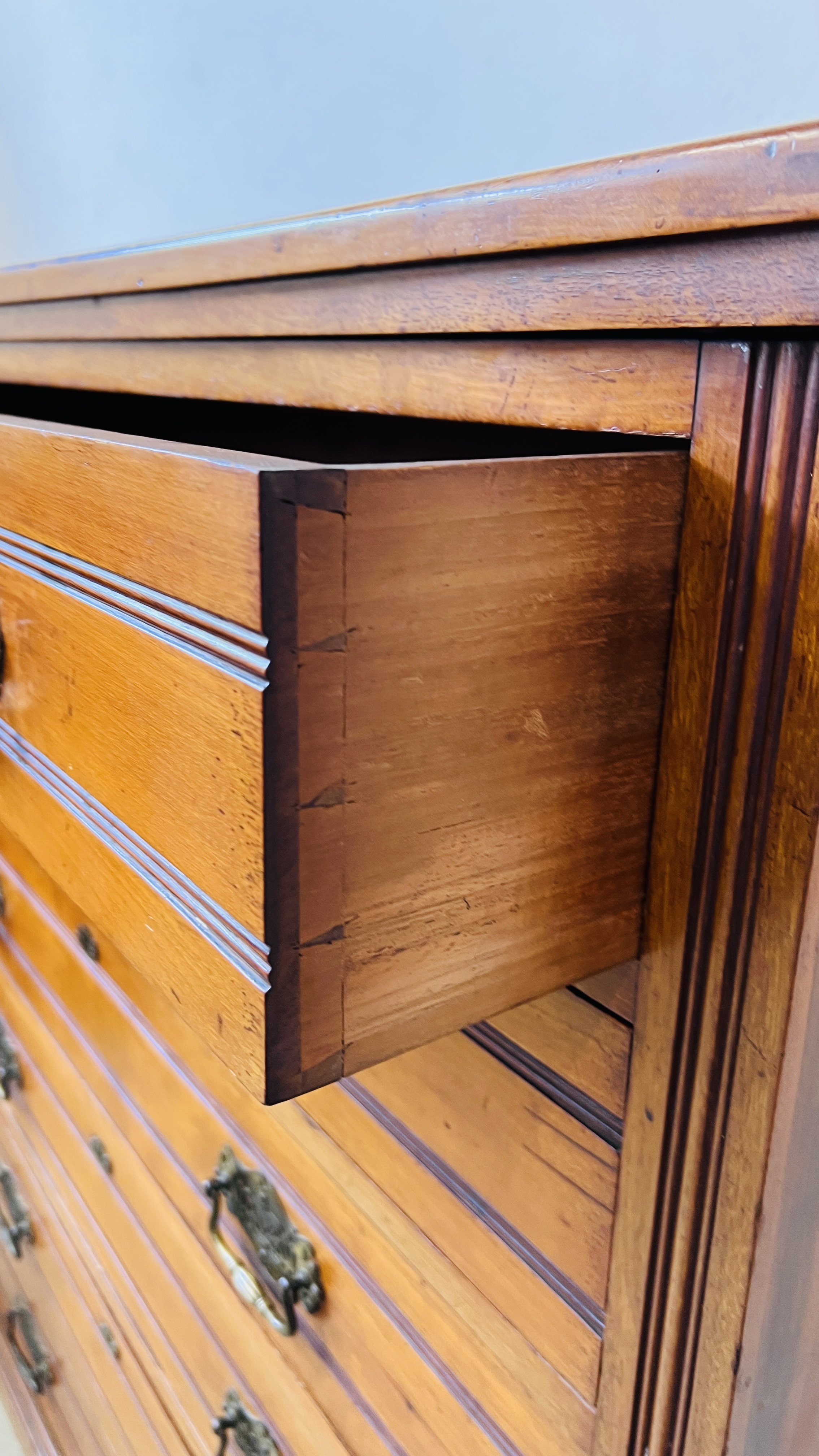 AN EDWARDIAN AMERICAN WALNUT 6 DRAWER CHEST WITH BRASS PLATE HANDLES W 112CM. D 46CM. H 118CM. - Image 9 of 14