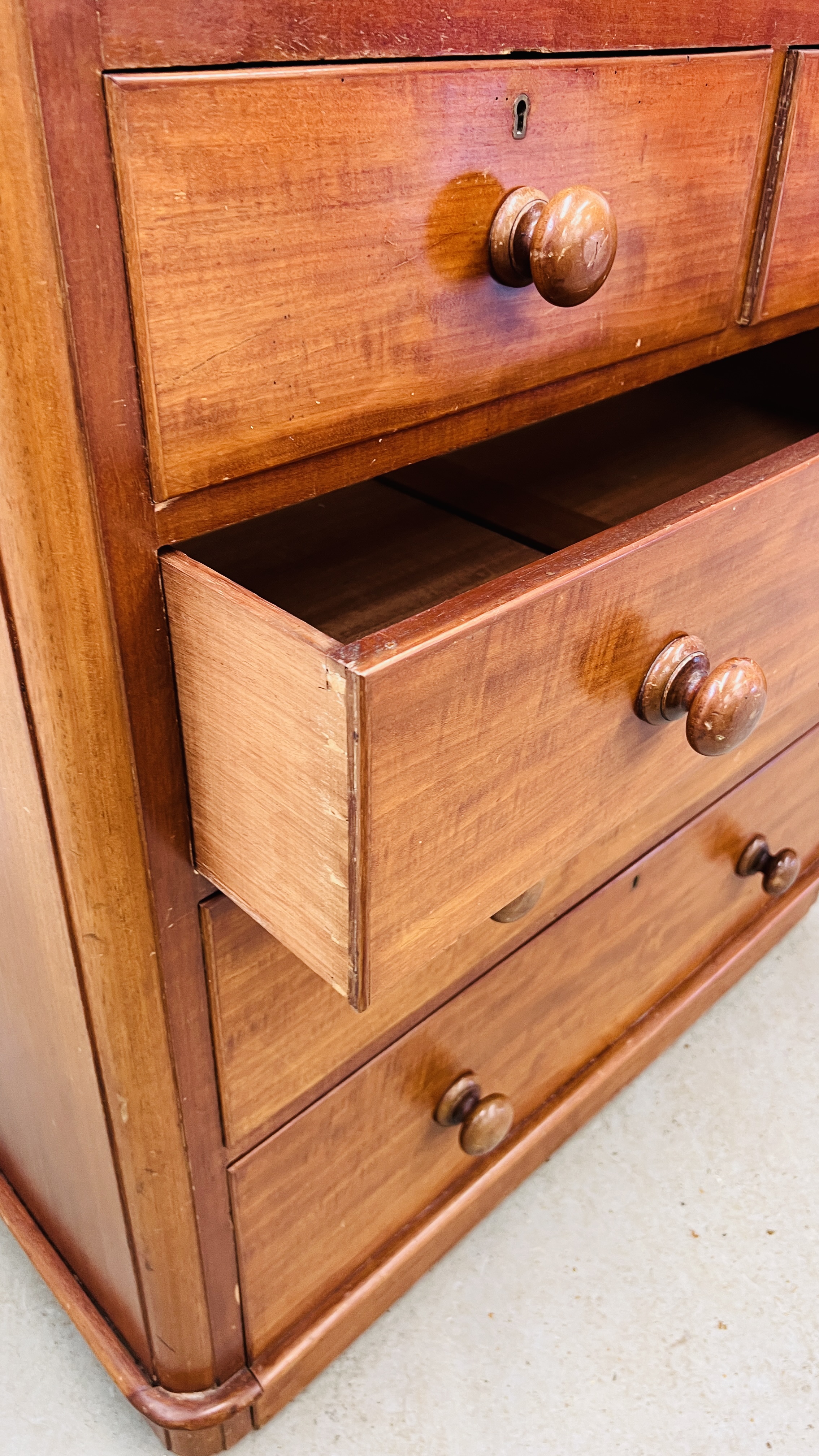 A VICTORIAN MAHOGANY CHEST, TWO SHORT OVER THREE LONG DRAWERS W 104CM. D 48CM. H 106CM. - Image 11 of 11