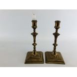 A PAIR OF C18th BRASS CANDLESTICKS THE KNOPPED STEM ON A SQUARE BASE, H 14.5CM.