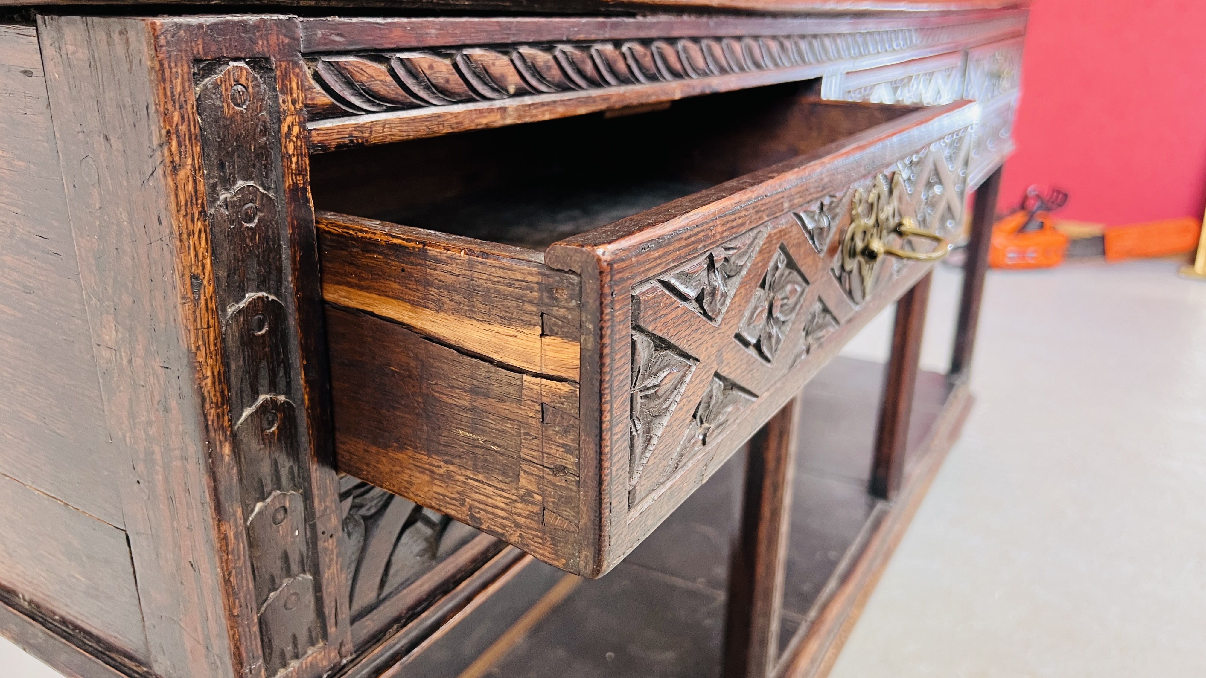 AN EARLY HEAVILY CARVED THREE DRAWER DRESSER BASE WITH ASSOCIATED DRESSER BACK, WIDTH 180CM. - Image 14 of 16