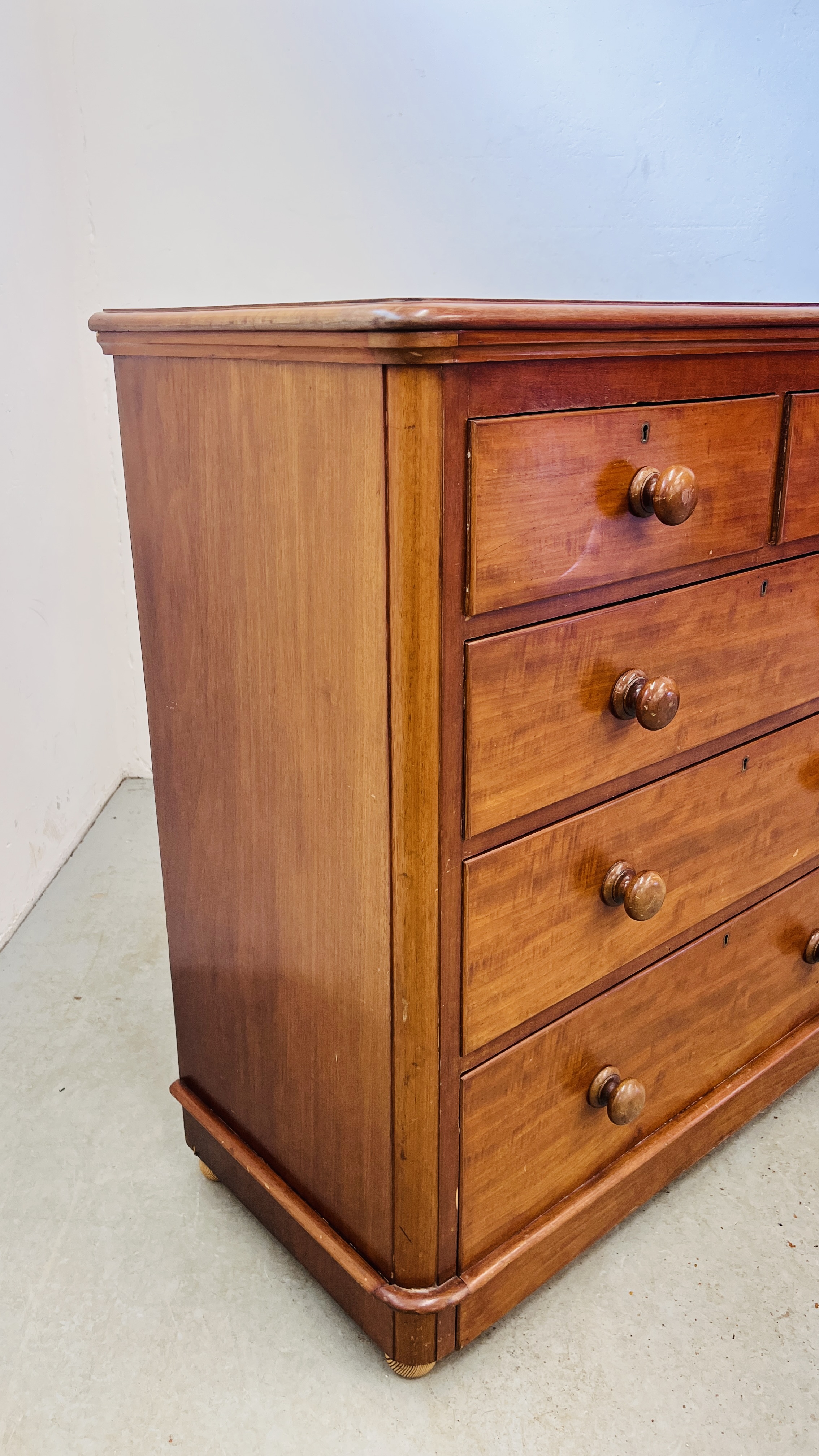 A VICTORIAN MAHOGANY CHEST, TWO SHORT OVER THREE LONG DRAWERS W 104CM. D 48CM. H 106CM. - Image 8 of 11