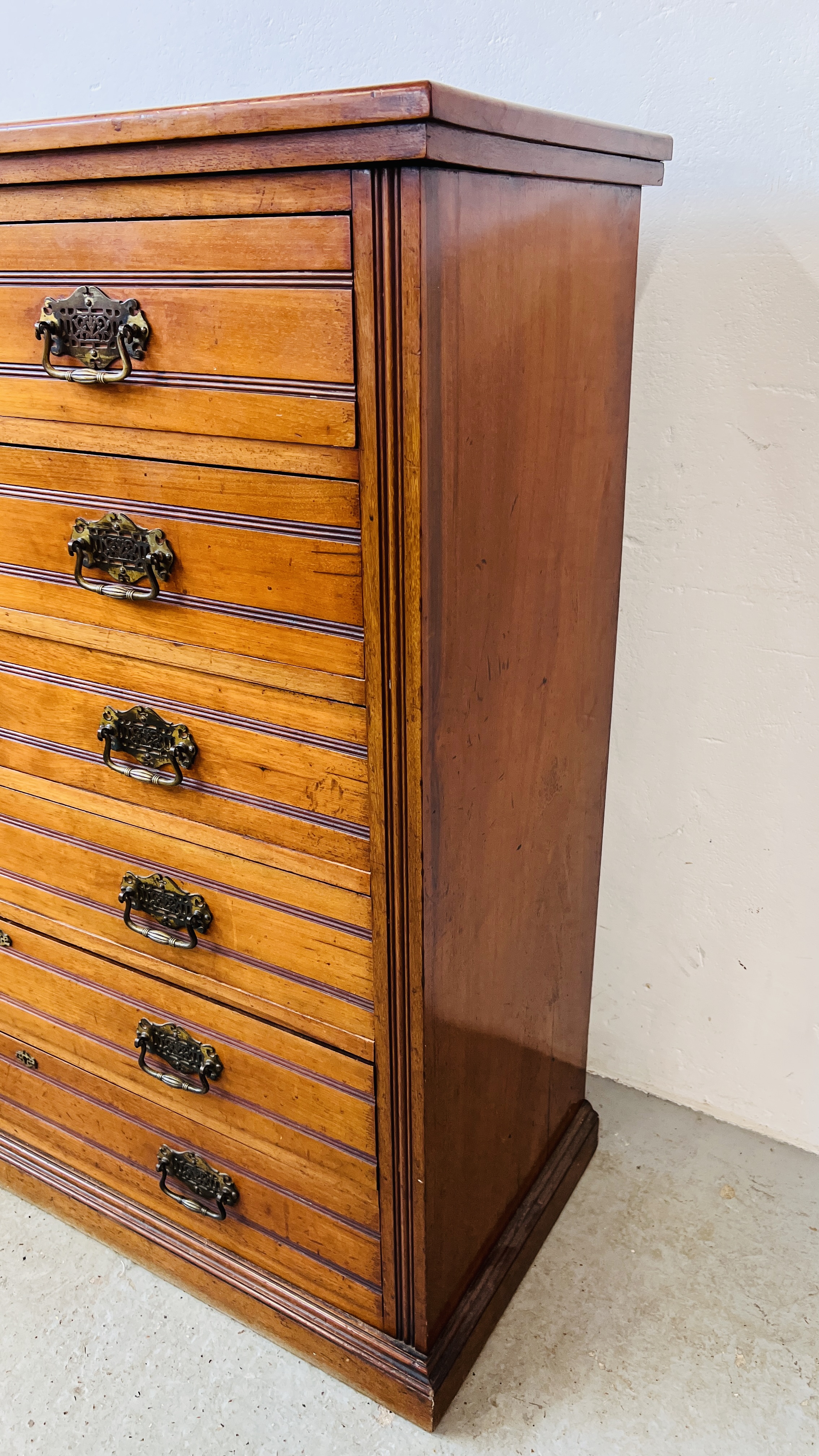 AN EDWARDIAN AMERICAN WALNUT 6 DRAWER CHEST WITH BRASS PLATE HANDLES W 112CM. D 46CM. H 118CM. - Image 7 of 14