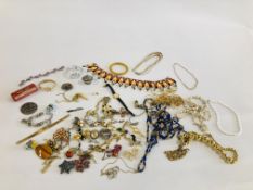 A BOX OF ASSORTED COSTUME JEWELLERY TO INCLUDE VINTAGE EXAMPLES BROOCHES, WATCHES, BEADS ETC.