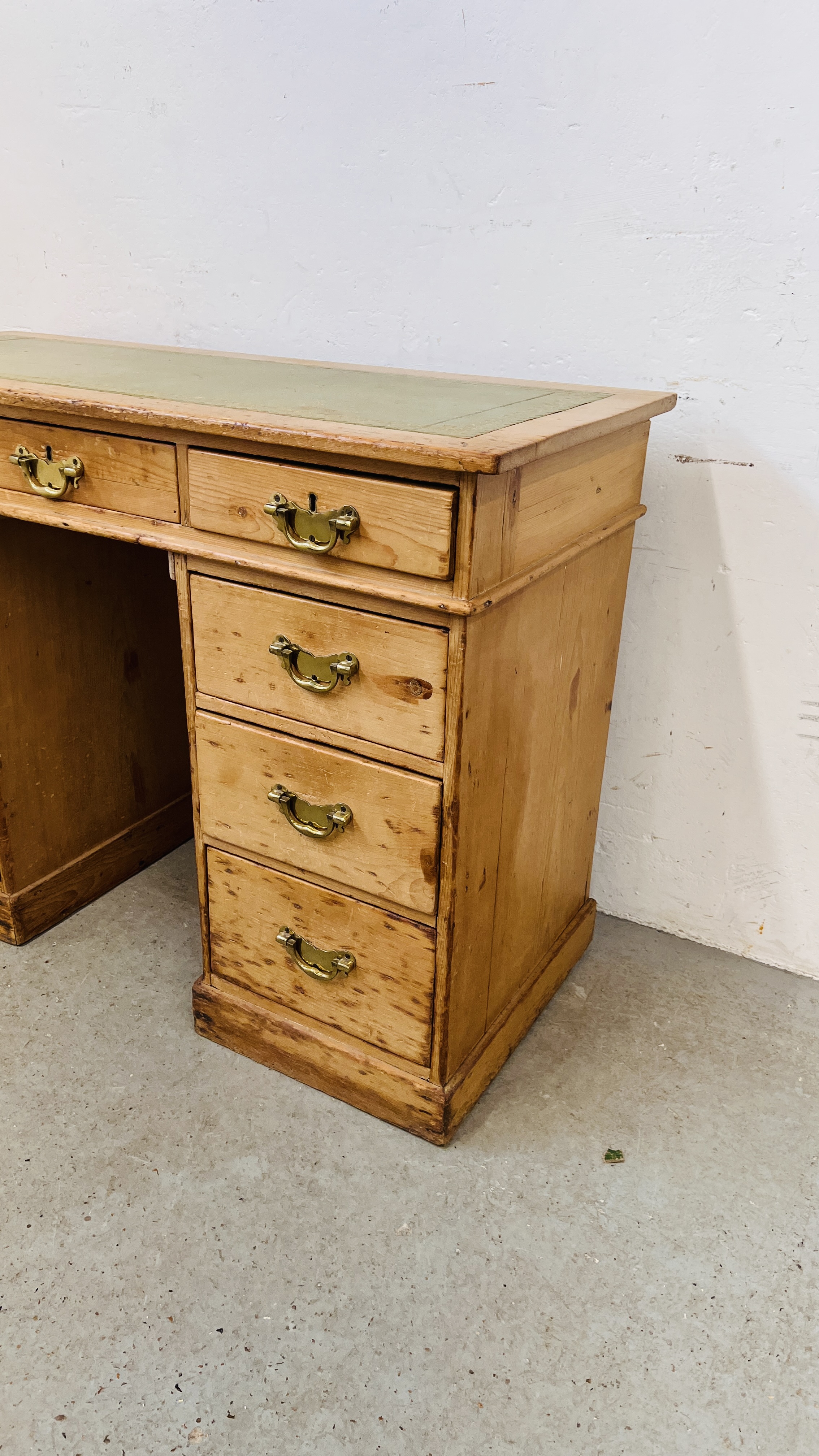 AN ANTIQUE WAXED PINE NINE DRAWER KNEEHOLE DESK WITH TOOLED LEATHER INSET TOP. - Image 4 of 11