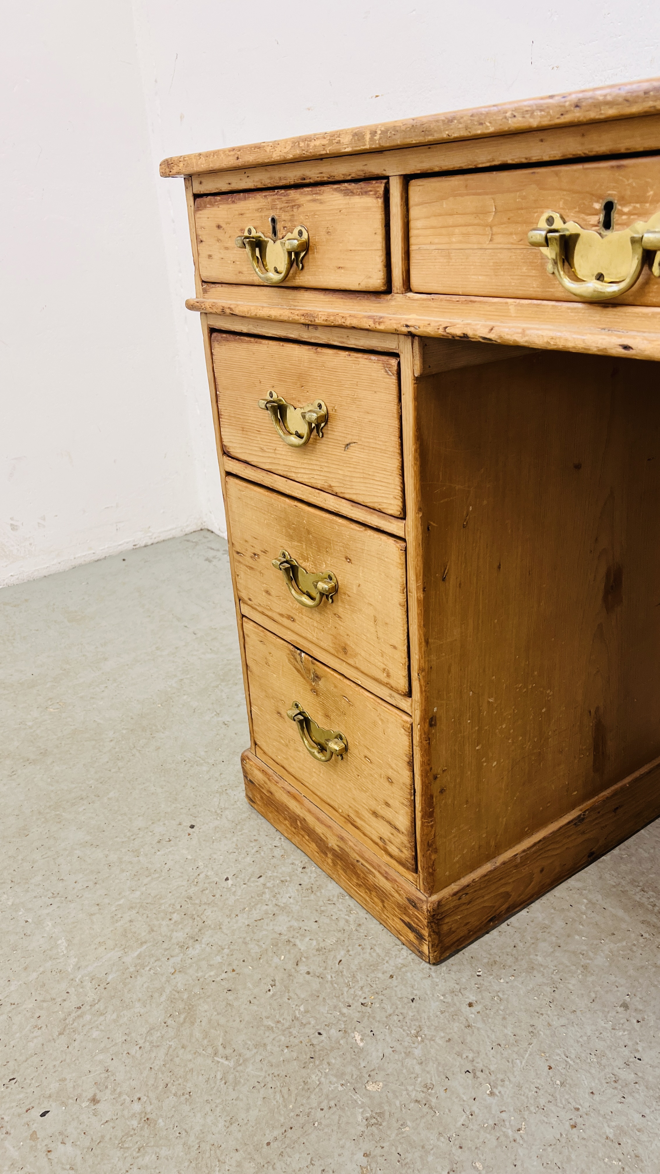 AN ANTIQUE WAXED PINE NINE DRAWER KNEEHOLE DESK WITH TOOLED LEATHER INSET TOP. - Image 7 of 11