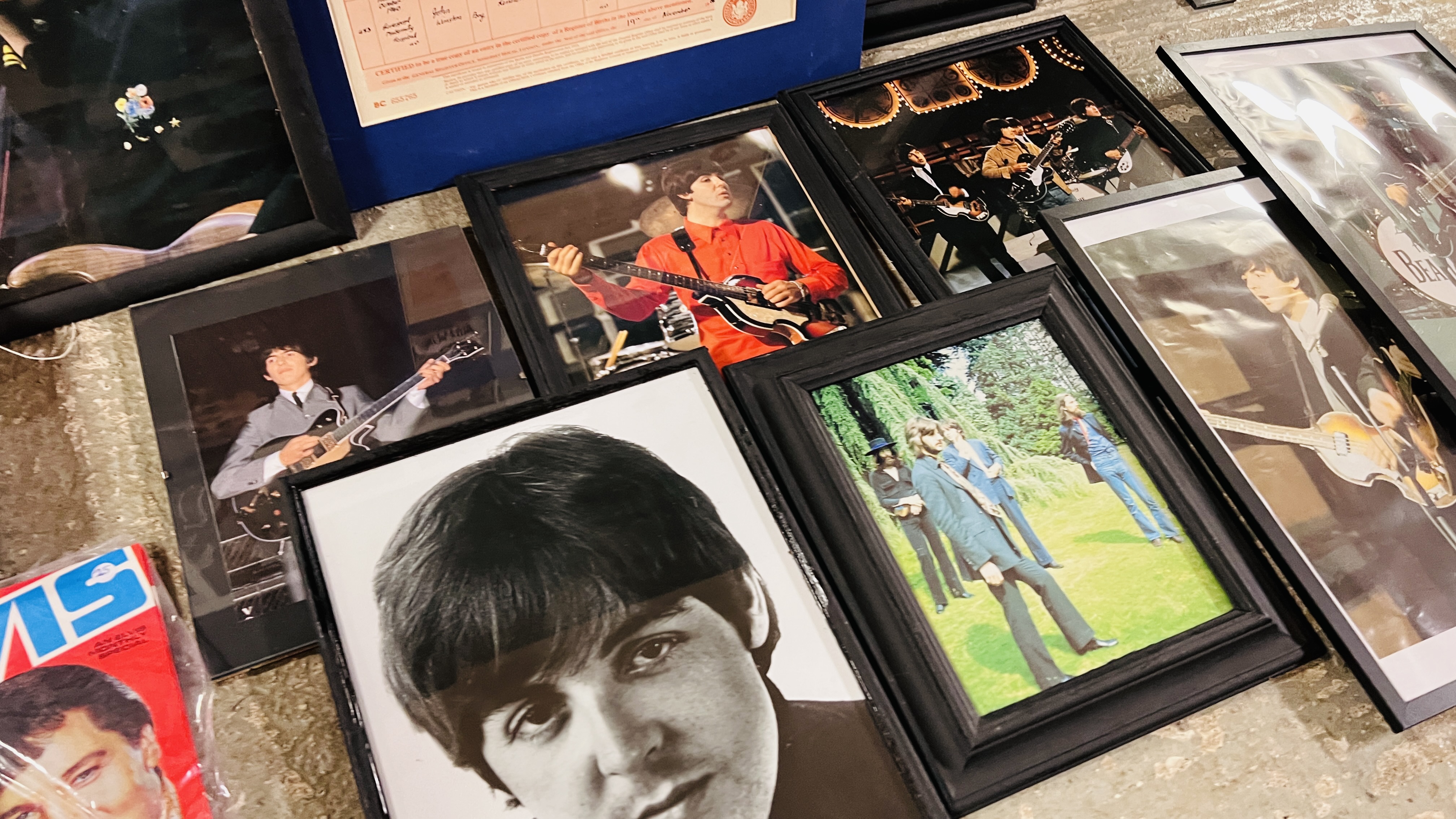 A COLLECTION OF MUSIC MEMORABILIA TO INCLUDE FRAMED PICTURES AND PRINTS JOHN LENNON AND THE BEATLES - Image 3 of 8
