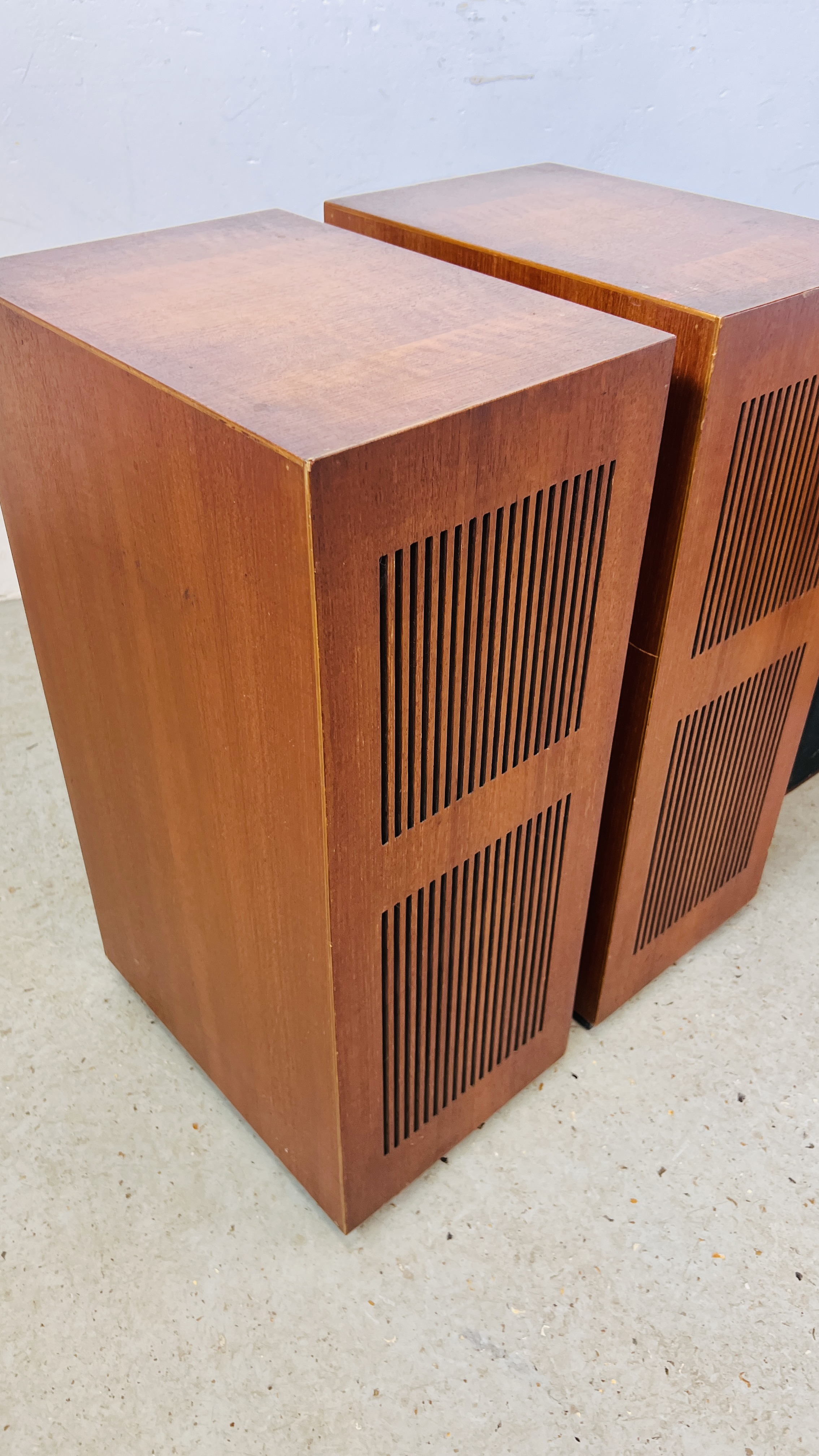 A PAIR OF HMU 2406 SPEAKERS ALONG WITH A PAIR OF VINTAGE WOODEN CASED DYNATRON LS200 SPEAKERS - - Image 7 of 10