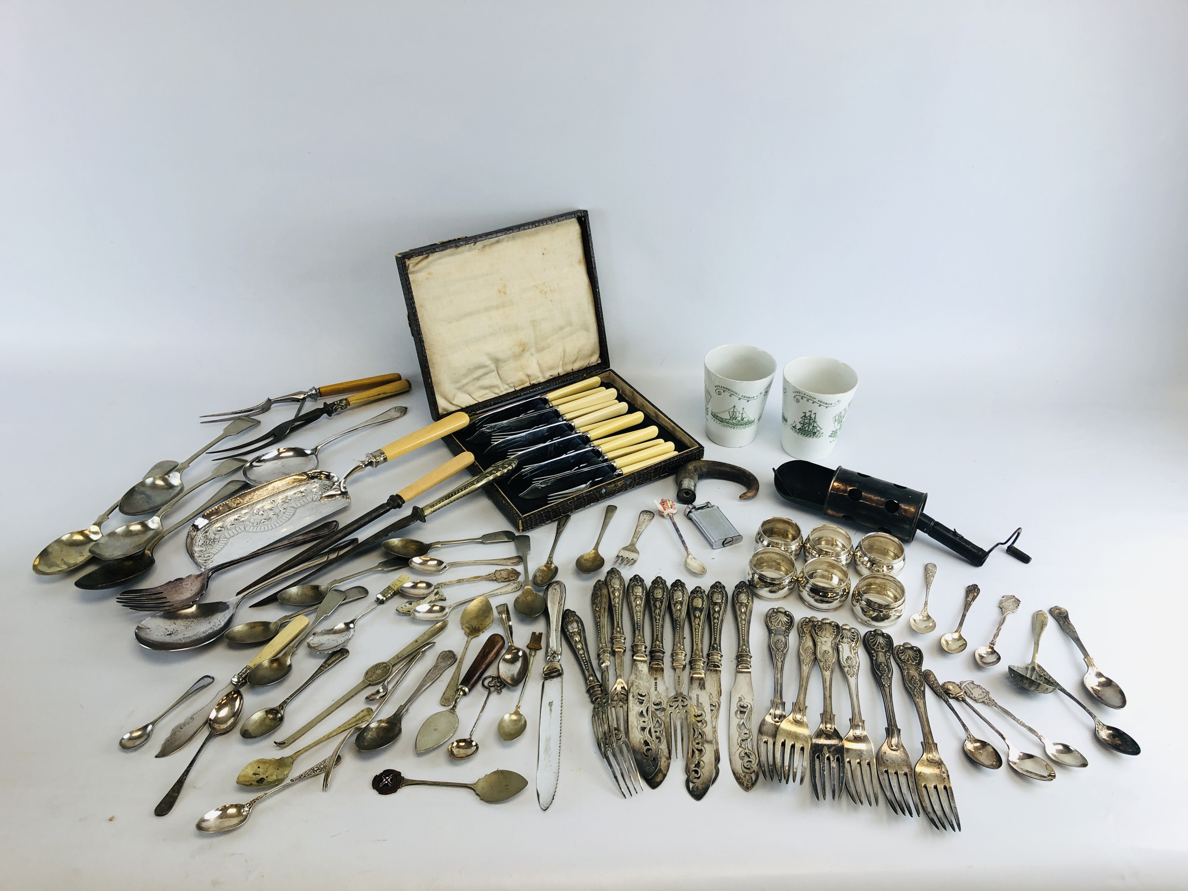 A QUANTITY OF ASSORTED PLATED AND WHITE METAL CUTLERY, CAKE SLICE, 6 SERVIETTE RINGS,