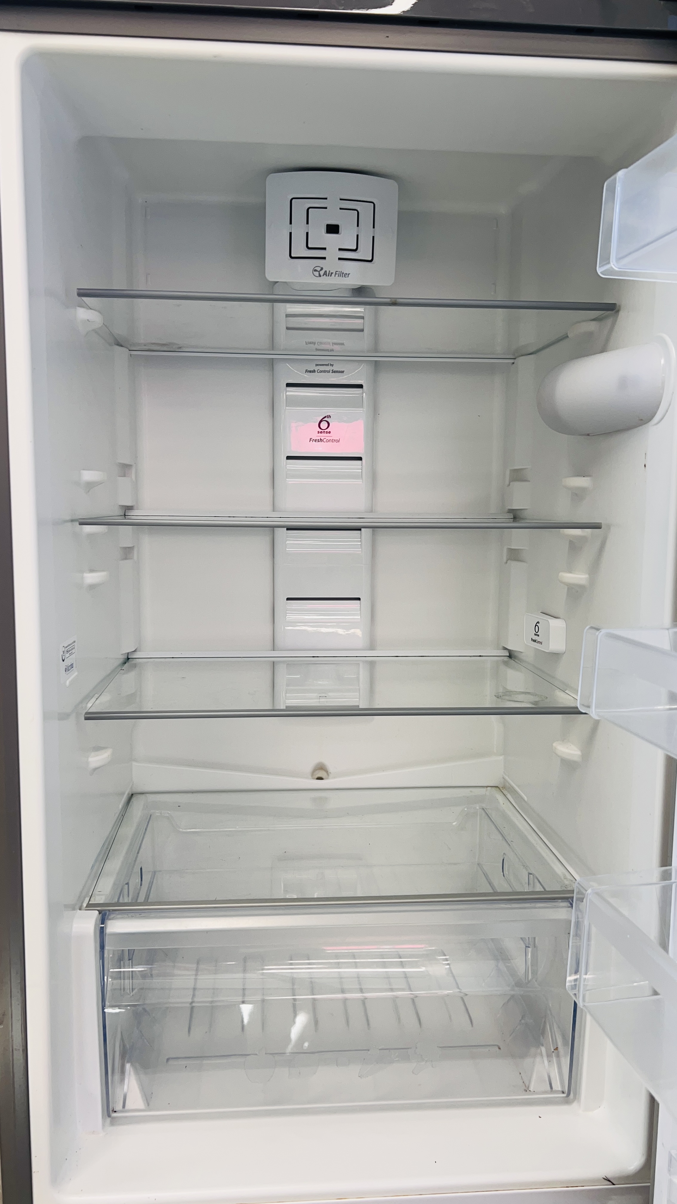 WHIRLPOOL SILVER FINISH A+++ CLASS NO FROST FRIDGE FREEZER WITH 6TH SENSE FRESH CONTROL - SOLD AS - Image 8 of 13