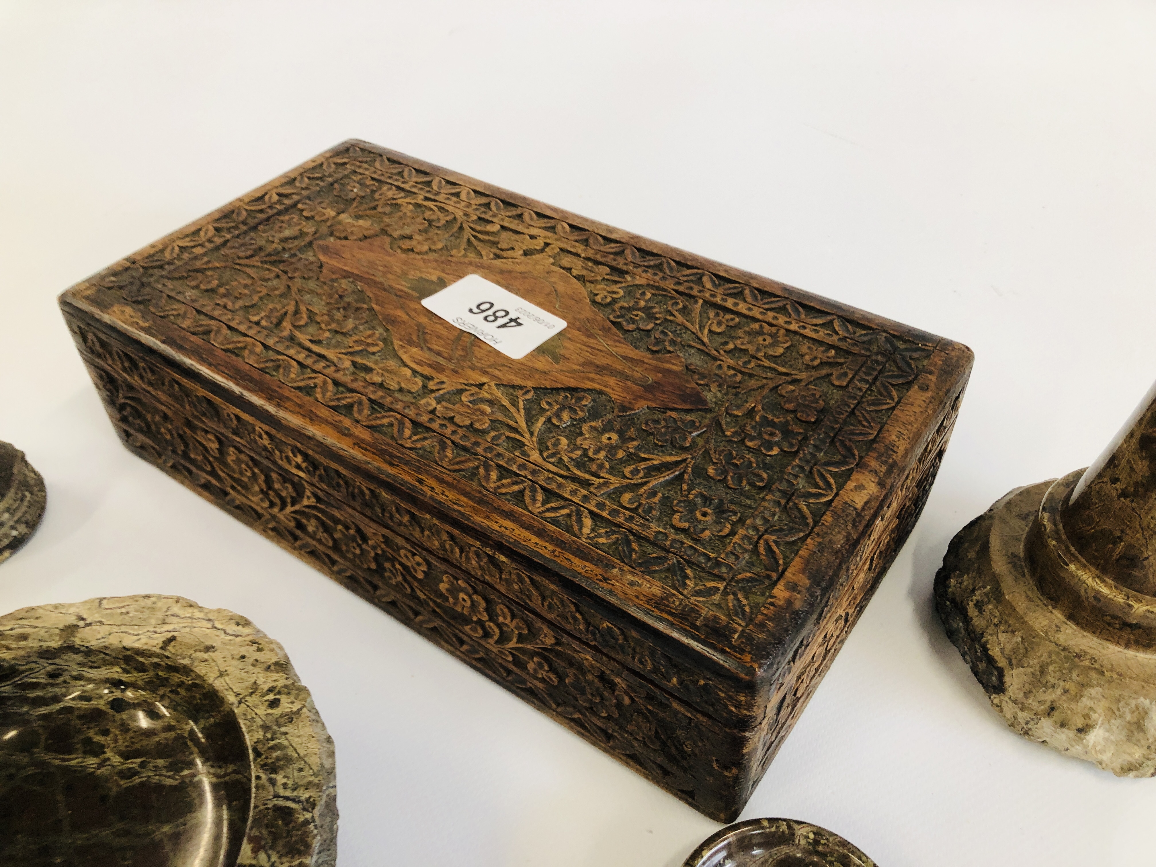 A GROUP OF SERPENTINE LIGHT HOUSES AND DISHES ALONG WITH A CARVED BOX CONTAINING A COLLECTION OF - Image 6 of 6