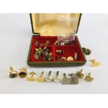 A COLLECTION OF ASSORTED CUFFLINKS TO INCLUDE VINTAGE SILVER EXAMPLES AND A PAIR INSET WITH BLUE